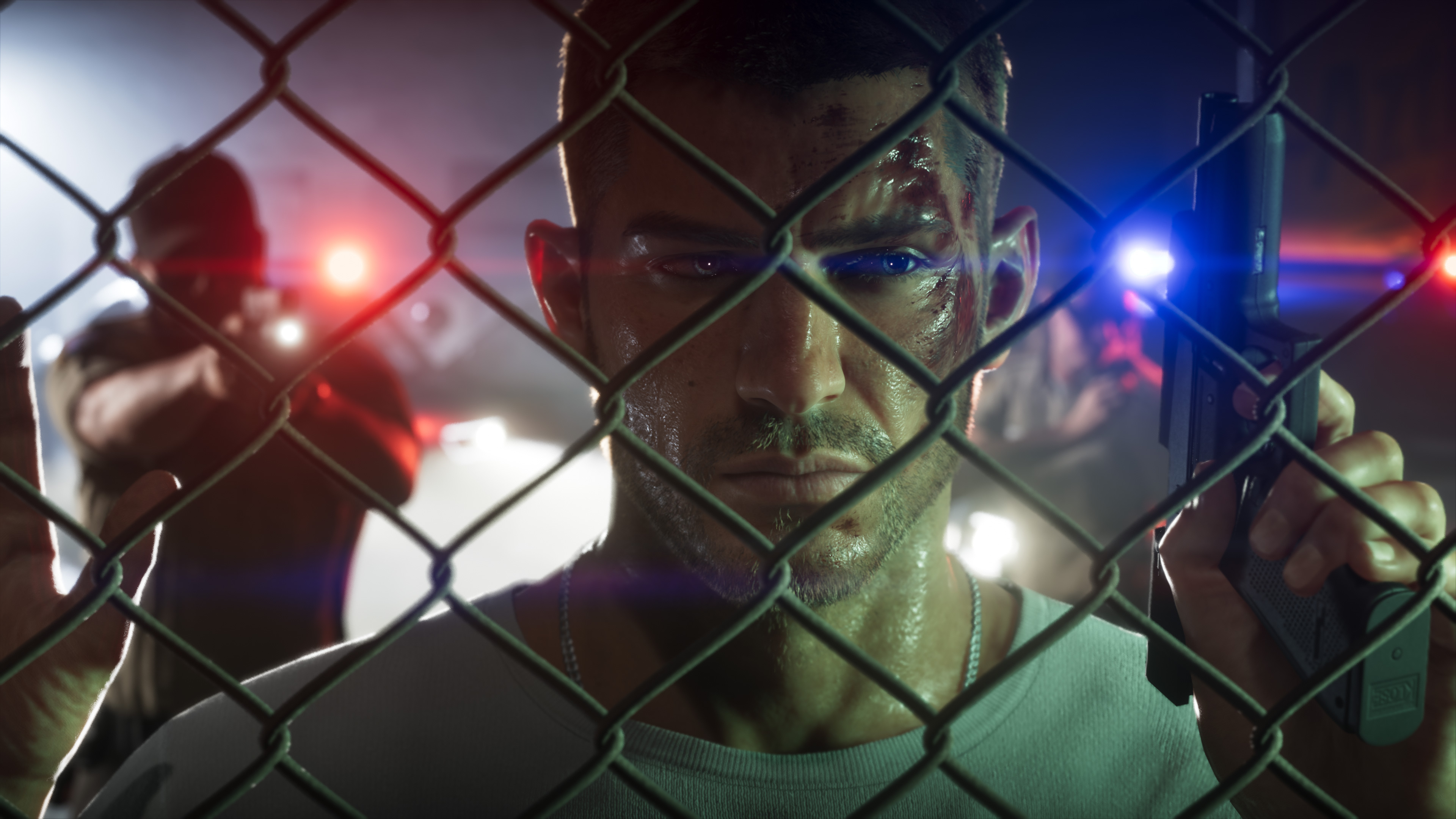 Jason mira a través de una reja con luces policiales detrás.