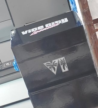 Caja negra con el texto VICE CITY Leonida y el logo VI con palmeras. Foto no verificada.